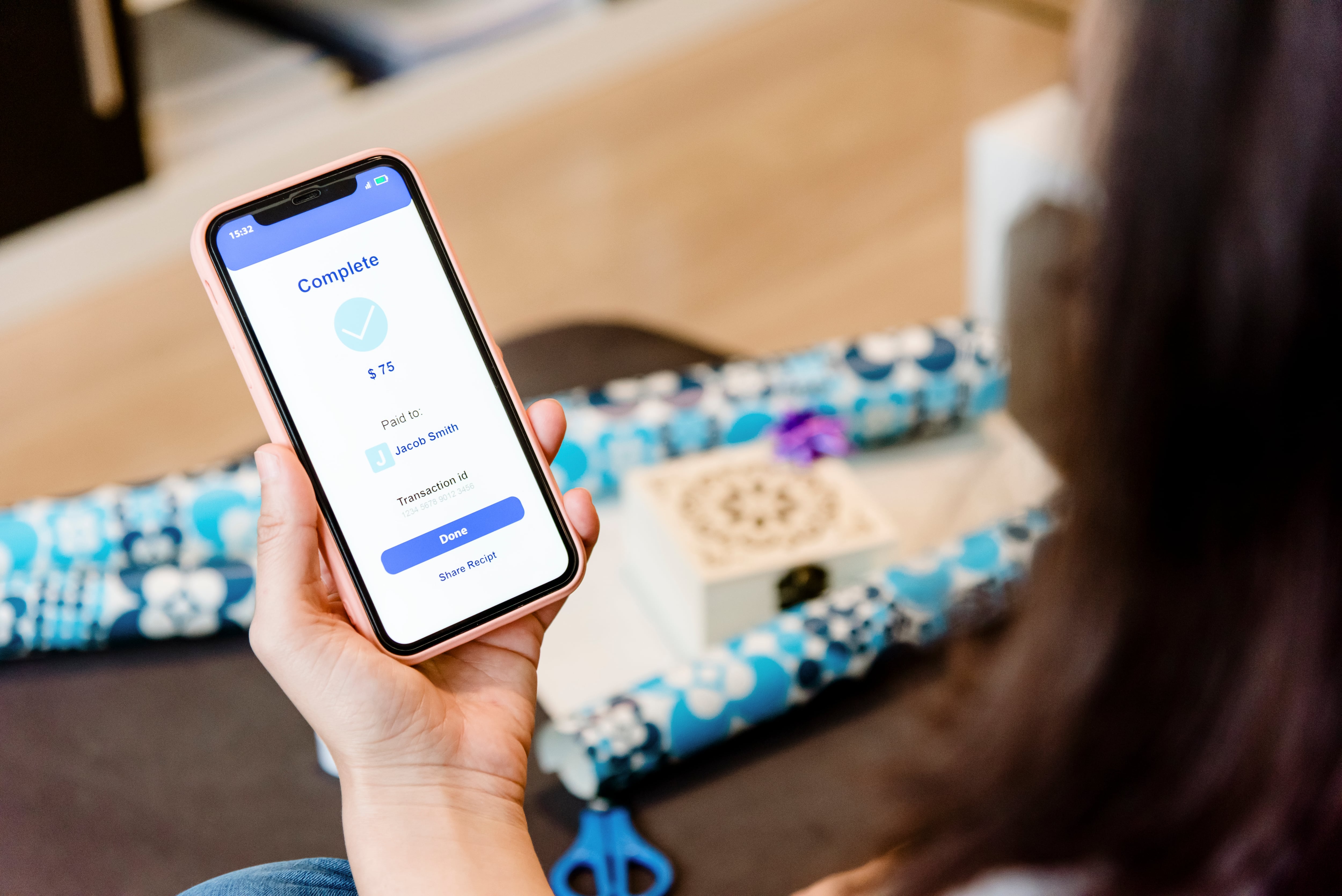 Mujer enviando dinero a alguién a través del móvil.