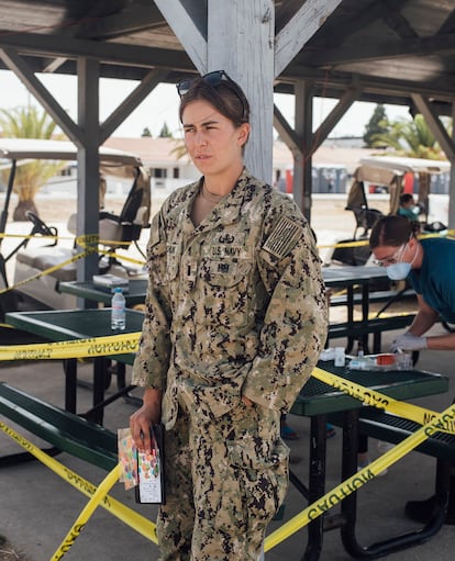 La teniente Grade Emily Oneschuk, en la zona del campamento de evacuados de Afganistán.