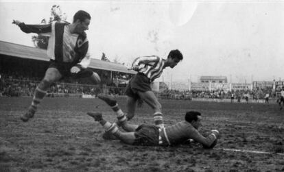 Almagro salta sobre Pachón, que ataja el balón ante Alarcón en el partido Hercules contra Atlético de Tetuán (3-1) de Segunda División el 22/3/1953, en el Estadio de Bardín (Alicante)