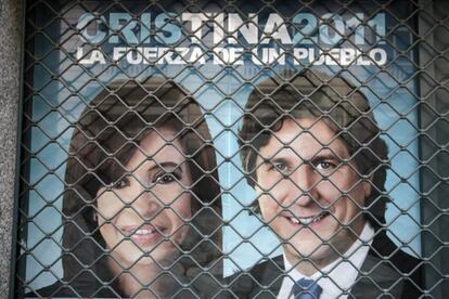 Un cartel de propaganda pol&iacute;tica de la actual presidenta argentina, Cristina Fern&aacute;ndez, y su compa&ntilde;ero de candidatura, Amado Boudou.
