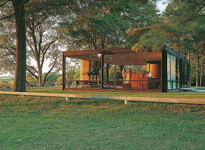 Philip Johnson, en su &#39;Glass House&#39;, empleó una estructura de piezas estandarizadas de acero. Sin embargo, hoy su casa es juzgada más como un trabajo de paisajismo que de arquitectura. Es enteramente transparente. Está organizada en torno a un cilindro de ladrillo que contiene el baño, el único espacio aislado.