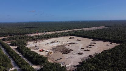 Vista aérea de los trabajos de construcción del Tramos 5 Norte del Tren Maya en Puerto Morelos, Quintana Roo. En enero 2023.