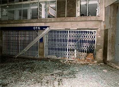 Sede de la oficina de trabajo de la Generalitat donde se ha producido una de las explosiones.