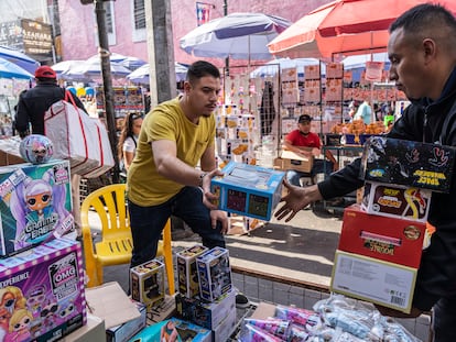 Un hombre compra juguetes en un mercado callejero en Ciudad de México, en enero de 2022.