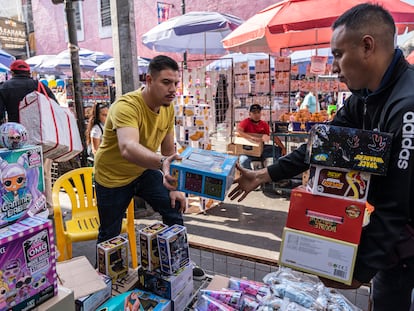 Un hombre compra juguetes en un mercado callejero en Ciudad de México, en enero de 2022.