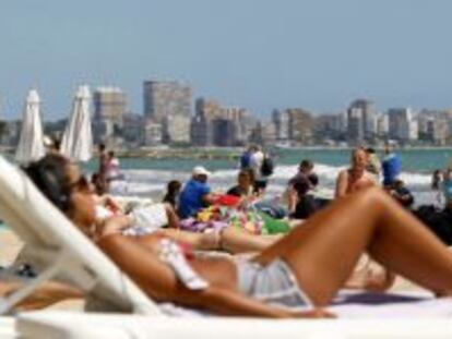 Turistas es una playa de Alicnate, Espa&ntilde;a.