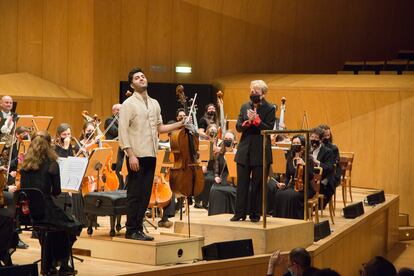 El violonchelista Kian Soltani al final de su interpretación del concierto de Schumann junto a la directora Marin Alsop, el pasado jueves.