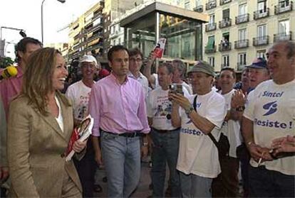 La candidata del PSOE a la alcaldía de Madrid, Trinidad Jiménez, ha saludado a unos trabajadores de Sintel durante su recorrido electoral por una céntrica calle madrileña.