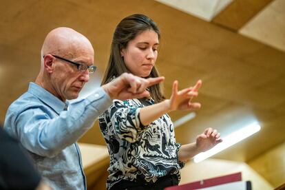 El profesor Juan Luis Martínez da indicaciones a Soledad Rubio durante una clase.