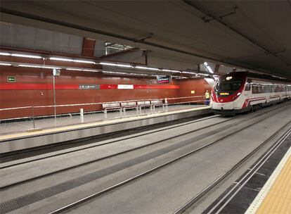 La estación está formada por dos partes: la caverna de andenes y el vestíbulo de acceso a la estación y de conexión con el Metro. La caverna está situada debajo de la manzana Este de la calle Montera y llega casi hasta Red de San Luis, justo donde se ensancha la calle de la Montera, de modo que permitirá, en el futuro, un acceso desde la estación de Metro de Gran Vía y, con ella, a la línea 5 de Metro. Se construyó utilizando el "método alemán" a partir de dos pozos de acceso situados en las calles Montera y Aduana.