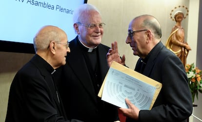 El presidente de la Conferencia Episcopal, Ricardo Blázquez (izquierda), conversa con el cardenal Omella (derecha), este lunes.