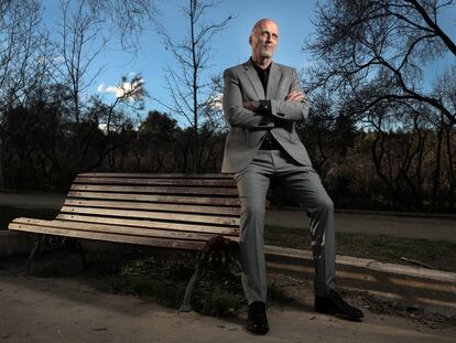 Luke Stegemann, hispanista australiano, en la parque de la Quinta de los Molinos, en Madrid.