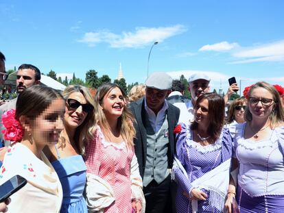 La vicepresidenta segunda y ministra de Trabajo, Yolanda Díaz, junto a la candidata de Podemos a la Presidencia de la Comunidad de Madrid, Alejandra Jacinto, y el alcaldable de Podemos Roberto Sotomayor, en la Pradera de San Isidro, este lunes en Madrid.