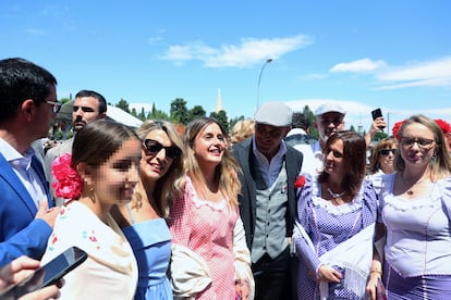 La vicepresidenta segunda y ministra de Trabajo, Yolanda Díaz, junto a la candidata de Podemos a la Presidencia de la Comunidad de Madrid, Alejandra Jacinto, y el alcaldable de Podemos Roberto Sotomayor, en la Pradera de San Isidro, este lunes en Madrid.