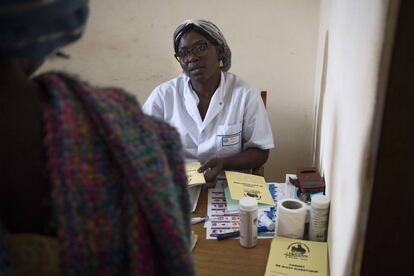 Una paciente de diabetes pasa la revisión en el hospital de San Martín de Porres de Yaundé.
