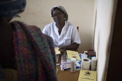 Una paciente de diabetes pasa la revisi&oacute;n en el hospital de San Mart&iacute;n de Porres de Yaund&eacute;.