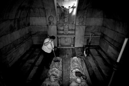 Limpieza del panteón de los duques de Denia en La Sacramental de San Isidro. Este cementerio fue construido a espaldas de la ermita de San Isidro Labrador por el arquitecto de la Real Academia de Bellas Artes de San Fernando, José Llorente.