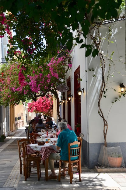 Centro histórico de Nauplia con sus bonitas buganvillas.