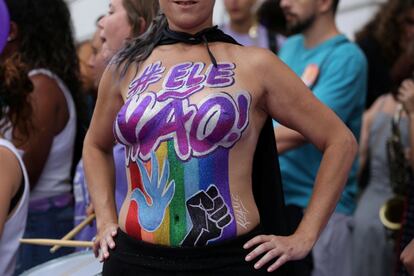 Foi um Carnaval lilás, a cor do feminismo. Na foto, uma manifestante com o corpo pintado: #elenão.