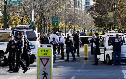 Equipes de resgate retiram corpo de vítima morta em atentado em faixa exclusiva de ciclistas em Nova York