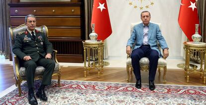 El presidente Erdogan, a la derecha, durante una reuni&oacute;n con el jefe del Consejo, el general Hulusi Akar.
