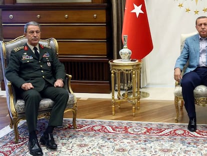 El presidente Erdogan, a la derecha, durante una reuni&oacute;n con el jefe del Consejo, el general Hulusi Akar.