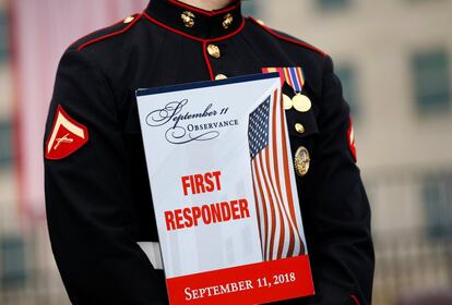 Un marine de los Estados Unidos sostiene una pancarta durante la ceremonia anual de conmmemoración del 11-S en el Pentágono en Whasington (EE UU).