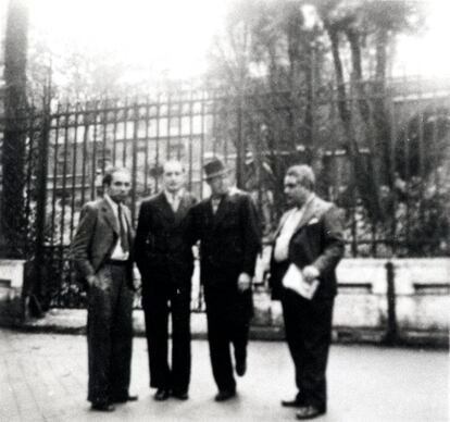 En el Paseo del Prado junto con camaradas españoles. Madrid, 1937.