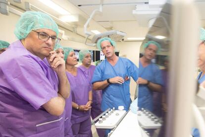 El presidente de la Generalitat, Quim Torra (a la izquierda) , durante la inauguración del nuevo bloque quirúrgico del Hospital Universitario de Bellvitge.