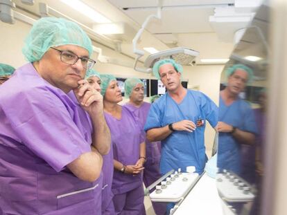 El presidente de la Generalitat, Quim Torra (a la izquierda) , durante la inauguración del nuevo bloque quirúrgico del Hospital Universitario de Bellvitge.