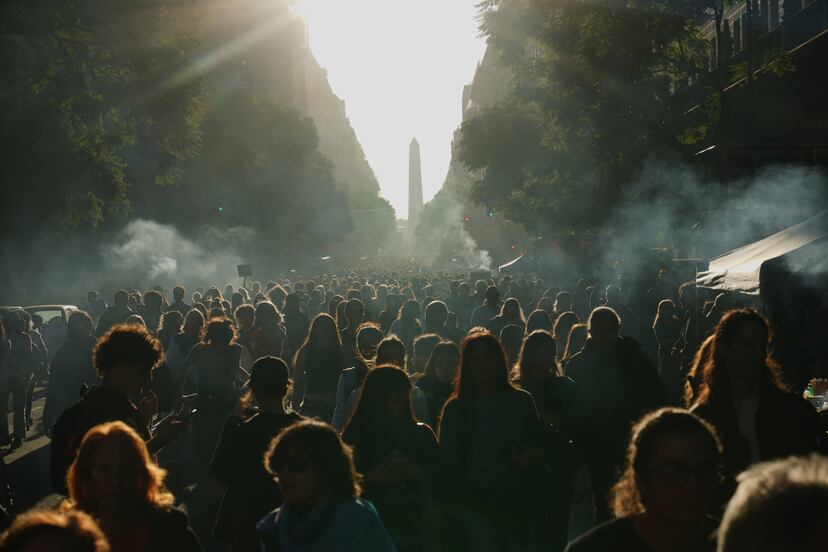 Masiva protesta contra el recorte a la universidad pública en Argentina ...