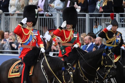 El príncipe de Gales y heredero al trono, Guillermo de Inglaterra (izquierda), junto a los dos hermanos del rey Carlos III, el príncipe Eduardo (centro) y la princesa Ana. 