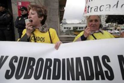 Afectados por las participantes protestan frente a la Delegación del Gobierno de Galicia.