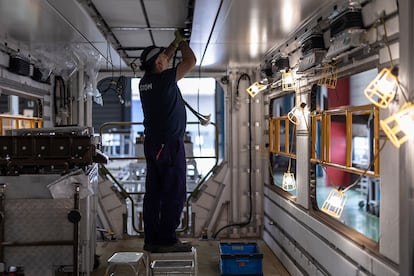 Un operario trabaja en el interior de un futuro tren en la planta de Alstom en Barcelona.