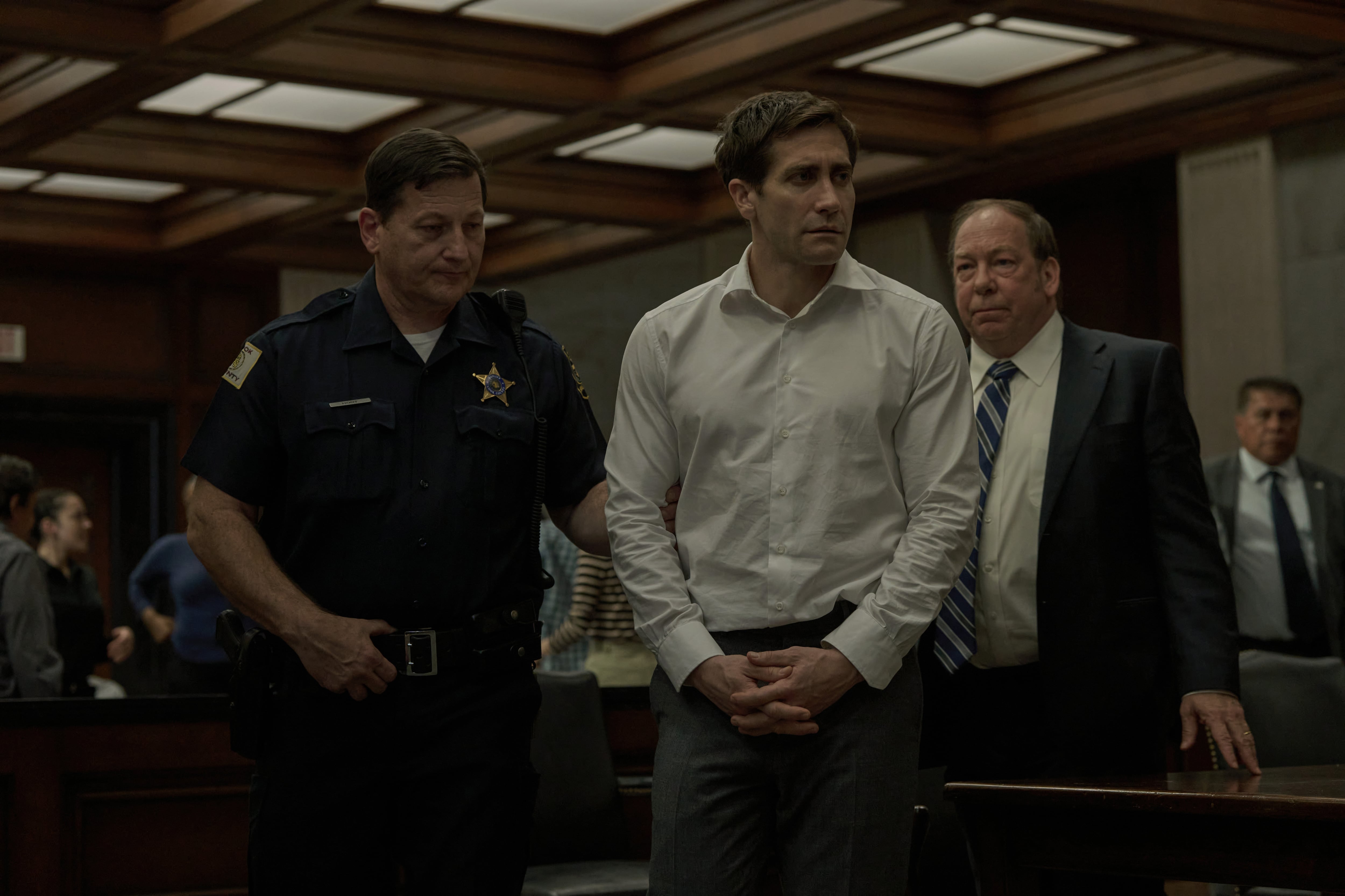 Jake Gyllenhaal y Bill Camp, en el segundo episodio de 'Presunto inocente'.