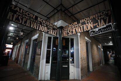 Bares vacíos en Bourbon Street al inicio de la pandemia en marzo de 2020.