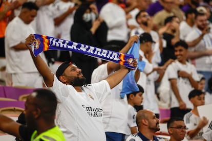 Aficionados del Real Madrid antes del partido de semifinales de la Supercopa de España entre el Real Madrid y el Mallorca, este jueves en Yeda.