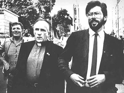 El sacerdote Patrick Ryan y Gerry Adams, en una imagen de 1985.