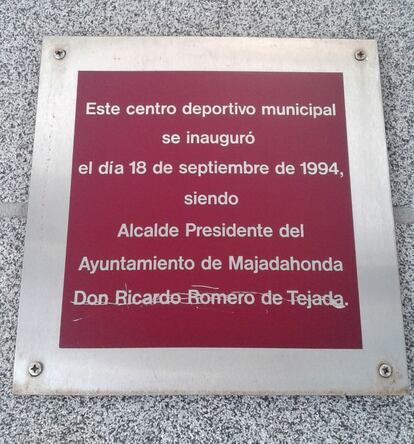 Placa con el nombre del exalcalde de Majadahonda Ricardo Romero de Tejada (PP), imputado en el 'caso Bankia'. El cartel se encuentra a la entrada del polideportivo Huerta Vieja. Romero de Tejada fue regidor del municipio desde 1989 hasta 2001 y figura en otras placas como la que hay frente al Ayuntamiento en la Gran Vía del pueblo.