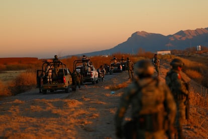 Miembros de la Guardia Nacional y del Ejército patrullan el muro fronterizo entre México y Estados Unidos, el 6 de febrero.