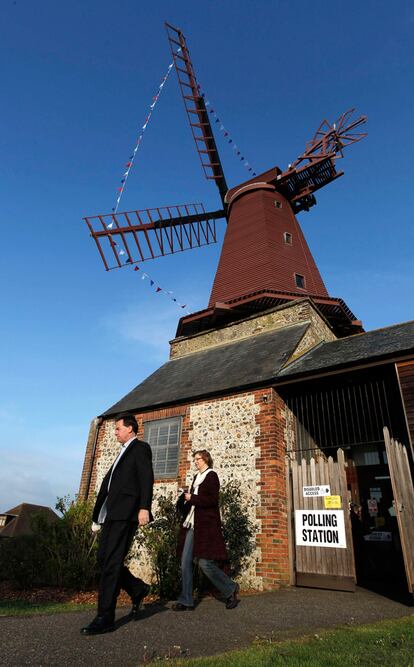 Votantes abandonan un centro electoral situado en un antiguo molino, en Brighton.