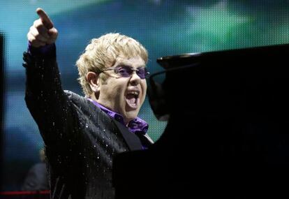 Elton John durante su actuación en la Eurocopa en junio de 2012.