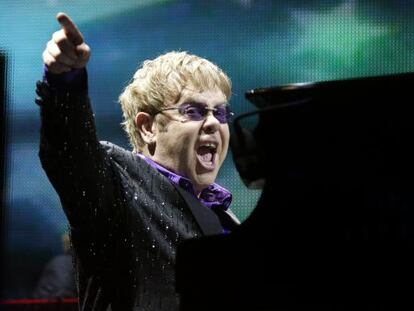 Elton John durante su actuación en la Eurocopa en junio de 2012.