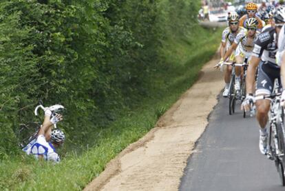 Caída de Matthieu Ladagnous en el transcurso de la etapa del Tour.