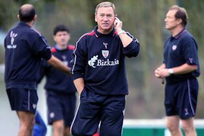 Clemente, en su primer entrenamiento, junto a dos de sus colaboradores: Karmona, su ayudante, y Manolo Delgado, preparador físico.