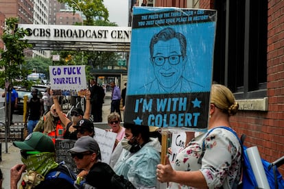 Protestas a favor de Colbert en la sede de CBS, en Nueva York, el 27 de julio.
