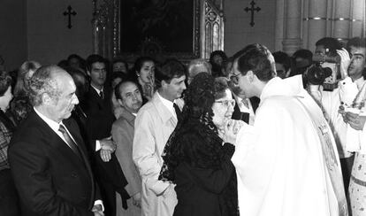 Antonio Tejero (l) and his wife congratulate their son Ramón, after he was ordained as a priest in 1989.