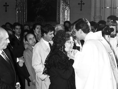 Antonio Tejero (l) and his wife congratulate their son Ramón, after he was ordained as a priest in 1989.