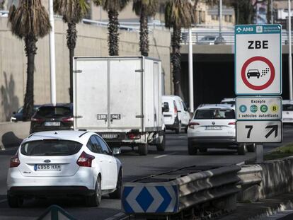 Vehículos circulan por la Zona de Bajas Emisiones en Barcelona.