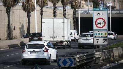 Vehículos circulan por la Zona de Bajas Emisiones en Barcelona.